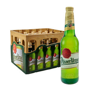 一個綠色Pilsner Urquell啤酒瓶及其木箱，白色背景。