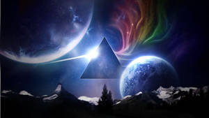 一個發光的金字塔漂浮在兩個行星之間，位於積雪的山峰之上，下方是色彩繽紛的星雲。