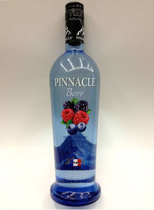 藍色Pinnacle Berry伏特加瓶，帶有水果標籤和山脈設計。