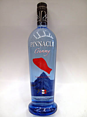 藍色瓶的Pinnacle Gummy口味伏特加，帶有紅色軟糖熊圖案。