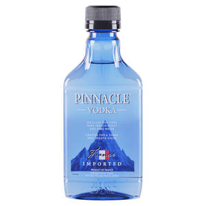 藍色玻璃伏特加酒瓶，標有Pinnacle Vodka，帶法國山脈設計。