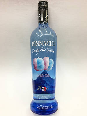 藍色伏特加酒瓶，標有 Pinnacle County Fair Cotton，帶有棉花糖設計。