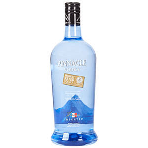 藍色瓶子 Pinnacle Vodka，帶有山脈設計和進口標籤。