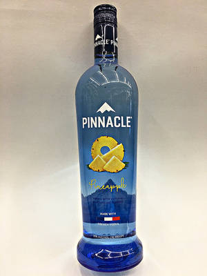 藍色 Pinnacle Pineapple 伏特加酒瓶，帶有菠蘿圖案和法國國旗標籤。