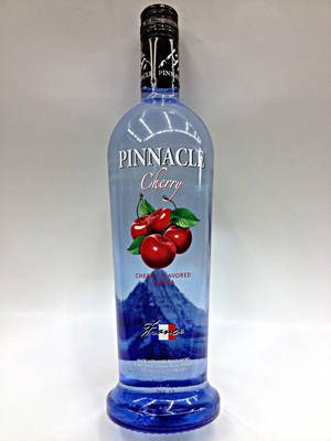 藍色樽的Pinnacle Cherry伏特加，帶有櫻桃插圖和山脈設計。