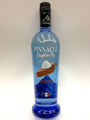 白色背景上的Pinnacle Pumpkin Pie味伏特加酒藍色樽。