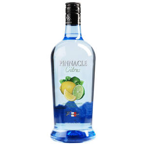 藍色樽裝 Pinnacle Citrus 伏特加，帶有柑橘類水果圖案和法國國旗。