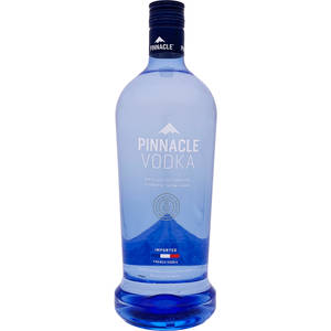 藍色玻璃瓶裝 Pinnacle Vodka，帶有白色標籤和法國國旗。