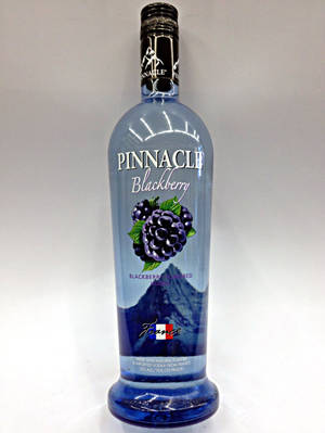 藍色 Pinnacle Blackberry 伏特加酒瓶，帶有黑莓插圖和法國國旗。
