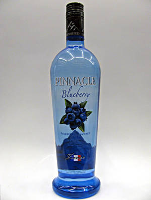 藍色瓶裝Pinnacle Blueberry伏特加，帶有藍莓插圖和黑色瓶蓋。