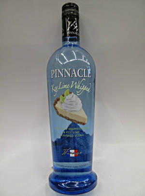 藍色瓶裝 Pinnacle Key Lime Whipped 伏特加，標籤上有批圖案。