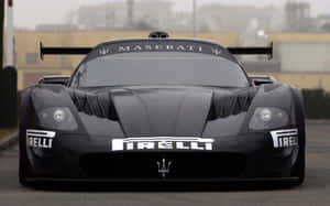 賽道上的黑色 Maserati 賽車帶有 Pirelli 標誌