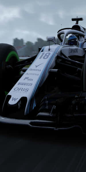 F1賽車在灰色天空下於濕滑賽道上飛馳。