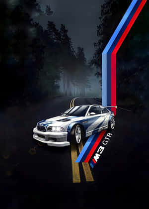 白色BMW M3 GTR在夜間穿過黑暗森林，帶有彩色條紋。