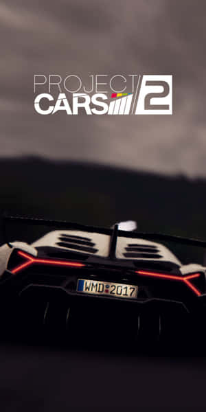 黑色賽車，紅色燈光同 Project Cars 2 標誌，喺黑暗天空下。