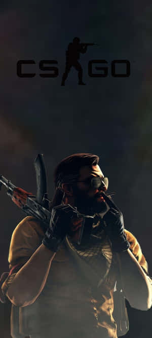 留鬍子、戴太陽眼鏡的CS:GO角色在煙霧黑暗中手持步槍。 — Honor X5d Plus 壁紙