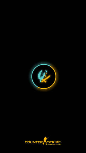 喺黑色背景上發光藍黃色嘅Counter-Strike標誌。 — Pixel 3 壁紙
