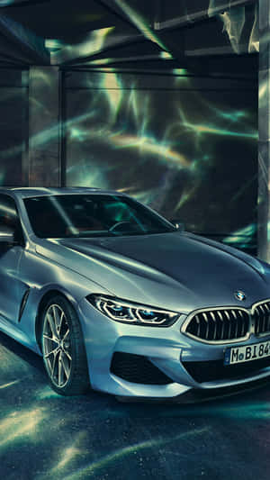 現代車庫中的銀色BMW汽車，牆壁和地板上有綠色燈光投影。