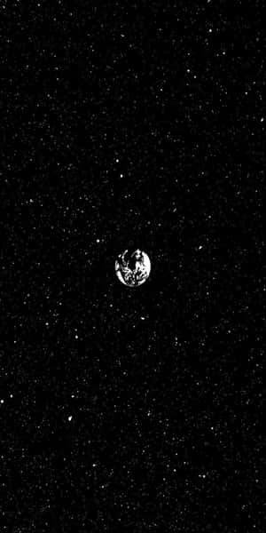 從太空望向地球，背景是佈滿星辰的虛空。