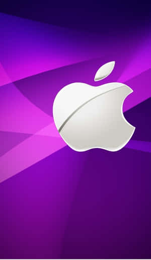 銀色Apple標誌在紫色漸變背景上，帶有光線 — 紫色 iPhone 壁紙