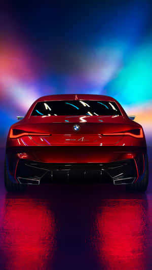 紅色BMW Concept 4轎車後視圖，濕滑路面上的霓虹反射。