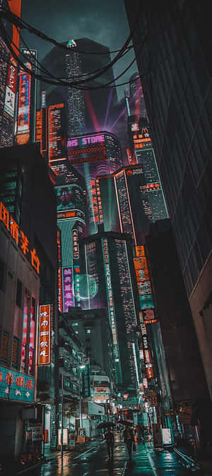夜晚霓虹燈照亮的小巷，有雨水反射和高聳建築物。
