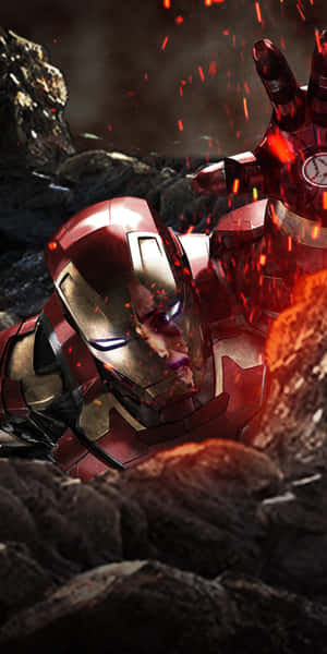 Iron Man 受損的戰衣躺在瓦礫中，火花在他周圍飛舞。