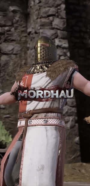 中世紀戰士身穿盔甲，石牆背景上刻有 MORDHAU 文字。 — Galaxy S10 壁紙