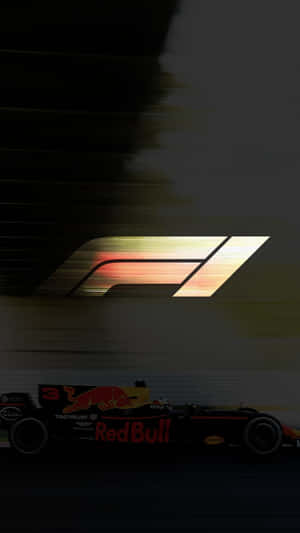 紅牛F1賽車在黃昏時在發光的F1標誌下疾馳。