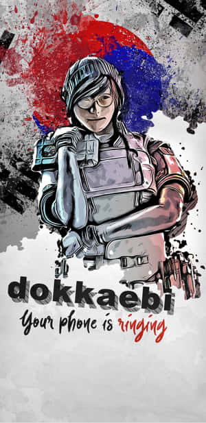 一名身穿戰術裝備的女兵手持步槍，上面寫著「dokkaebi 你的電話在響」。