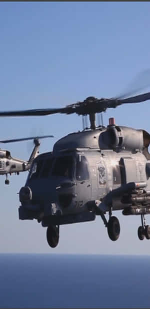 兩架軍用直升機飛越海洋 — 直升機 壁紙