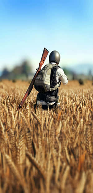 士兵持步槍在藍天下走過麥田