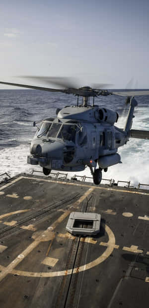 軍用直升機從軍艦甲板起飛，飛越海洋 — 直升機 壁紙