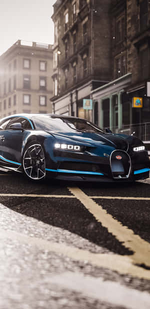 一輛藍色Bugatti Chiron停泊在濕漉漉的城市街道上，背景是歷史建築。 — Huawei Mate 70 Air 壁紙