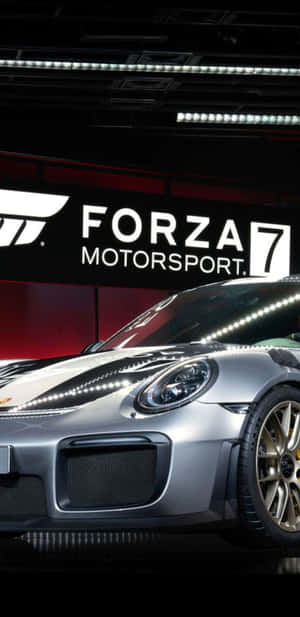 銀色保時捷跑車在Forza Motorsport 7展覽中明亮燈光下。 — Galaxy S10 壁紙