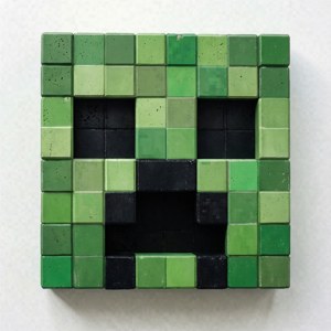 Minecraft 爬行者臉孔的混凝土塊雕塑，像素風格。