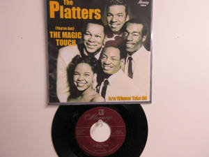 牆上的 The Platters 黑膠唱片和專輯封面。