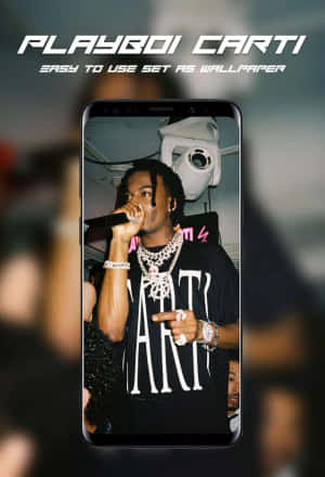 Playboi Carti 喺智能手機屏幕上戴住鏈條同黑色衫說唱。