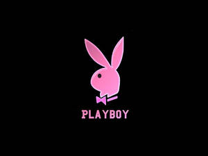 粉紅色Playboy兔仔標誌，配有蝴蝶結和文字，置於黑色背景上。