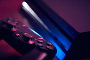 紅色和藍色霓虹燈光下的 PlayStation 4 控制器和主機。 — MacBook Pro 14 壁紙