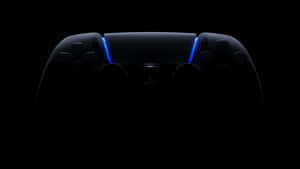 黑暗中發出藍光嘅 PlayStation 5 手掣