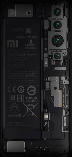拆解的智能手機顯示內部零件和相機系統。