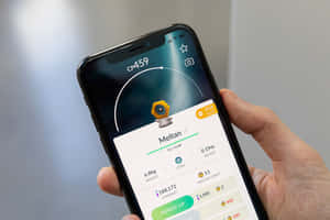 手拿著電話，顯示 Meltan Pokémon GO 資料、數值和強化按鈕。 — 寵物小精靈電話 壁紙