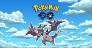 在Pokémon GO標誌下，一隻龍系寶可夢在藍天白雲中飛翔。 — 型爆寵物小精靈 壁紙