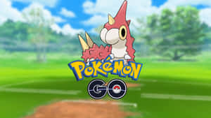 一隻紅色和白色、有角的寶可夢站在草地上，帶有Pokémon GO標誌。 — 幽遊白書 壁紙
