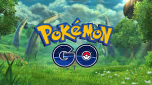 Pokémon GO標誌在草地森林中，有訓練家和巨大的樹幹。