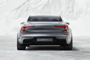 銀色Polestar 1跑車停在冰上，背景是雪崖。 — 汽車 壁紙