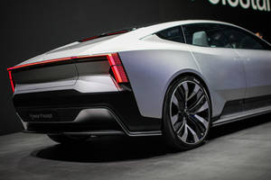 銀色Polestar Precept概念車，帶有紅色尾燈展出。 — 汽車 壁紙