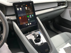 汽車現代數碼儀表板和變速桿的特寫。 — 汽車 4K 壁紙
