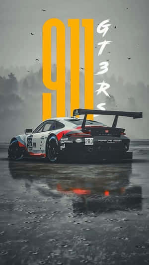 保時捷911 GT3 RS賽車在潮濕路面上反射，鳥兒在大型文字附近飛翔